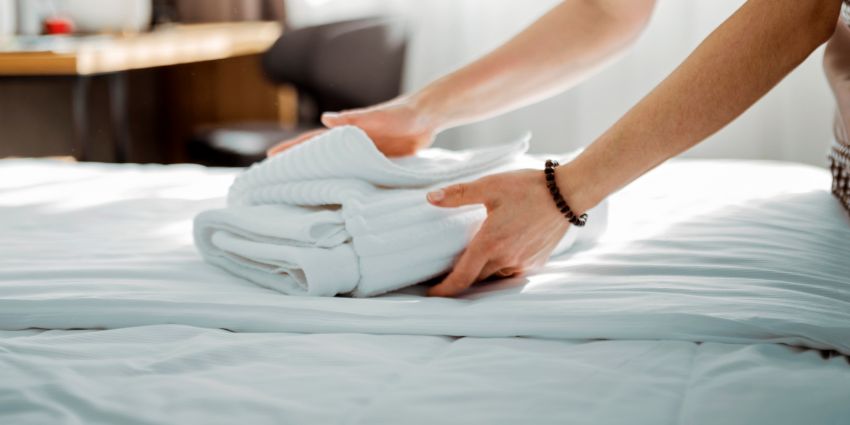 Airbnb vs direct booking pros cons